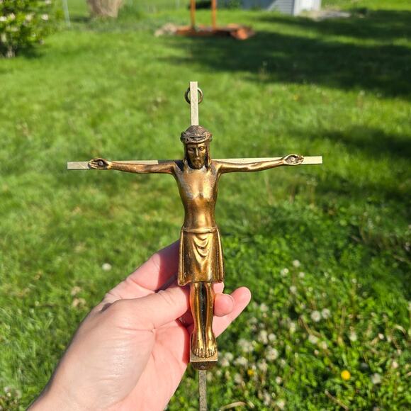 Vintage Inri Brass Tone Metal Wall Hanging Cross Crucifix - Picture 1 of 11